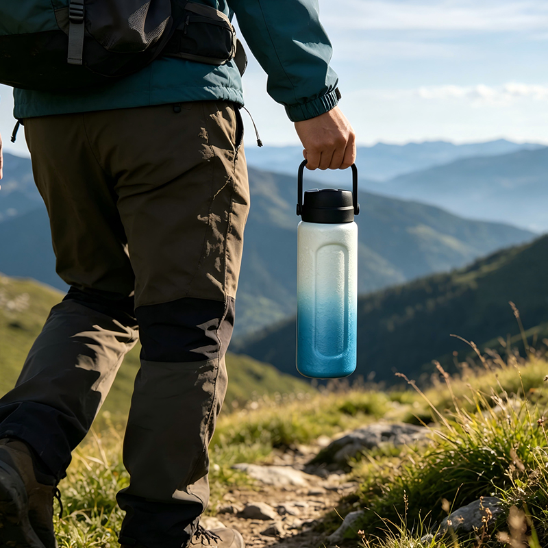 Bouteille d'eau isolée de 800 ml avec poignée et paille rabattable