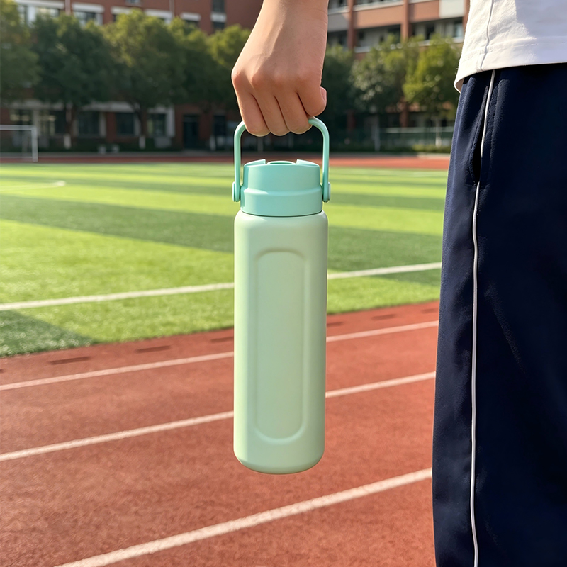 Bouteille d'eau isolée de 800 ml avec poignée et paille rabattable